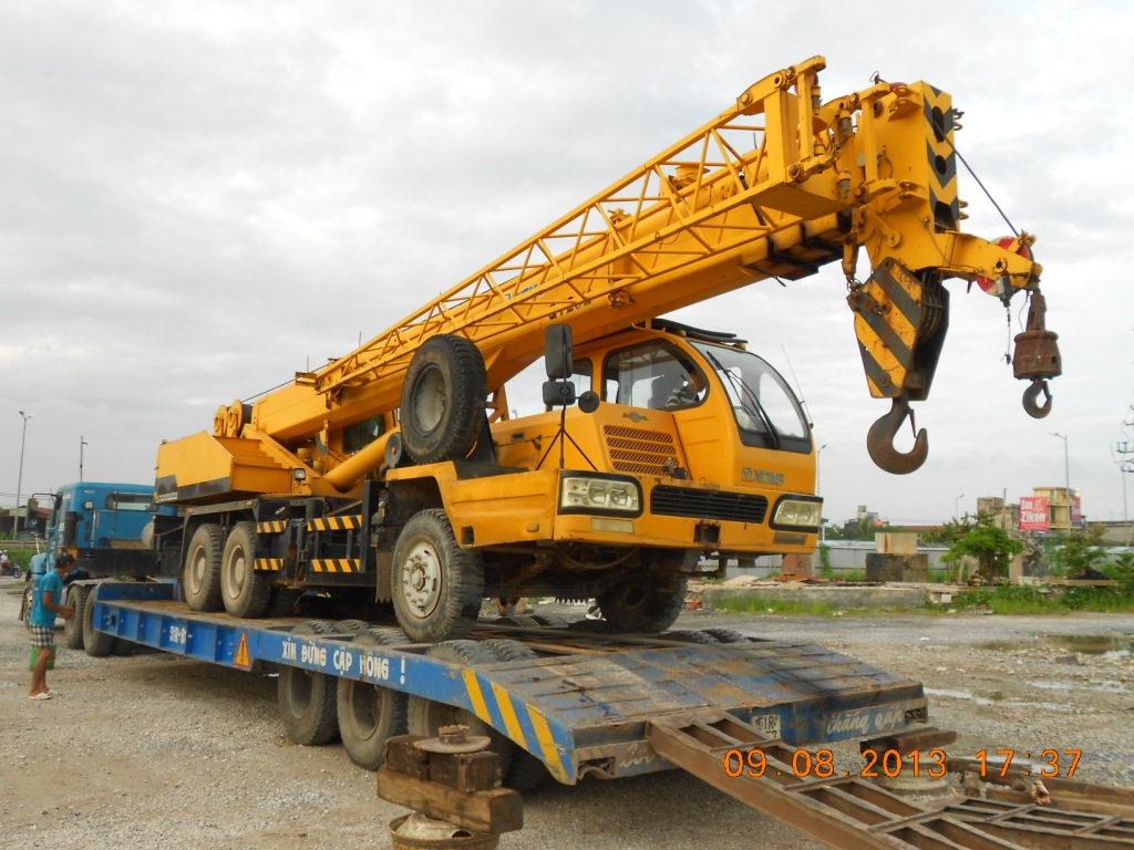 AUG.2013 - Mobile Crane QY25E - Ro-Ro HCM to Port k'Lang, Malaysia